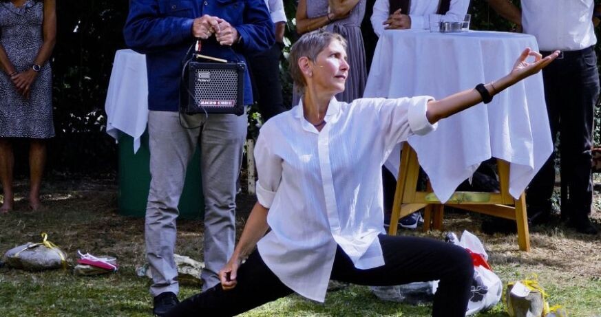 Public Moves: Care & Dare – Yoga with Sabina Holzer