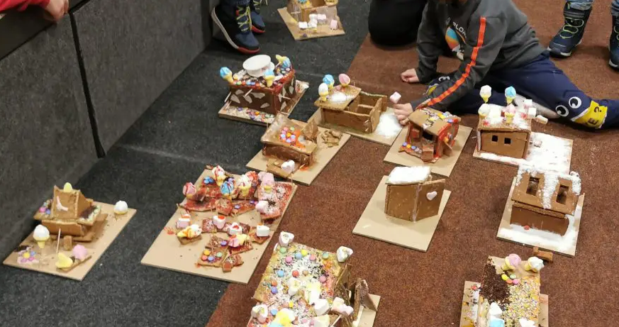 Die Fensterausschnitte können sofort probiert werden. © Az W Archikids: Gingerbread Town