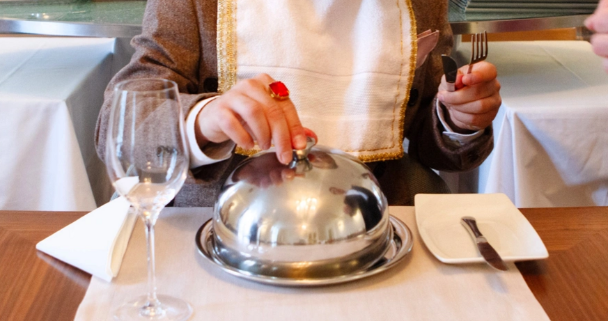 © Sara Schober DAS HAAR IN DER SUPPE