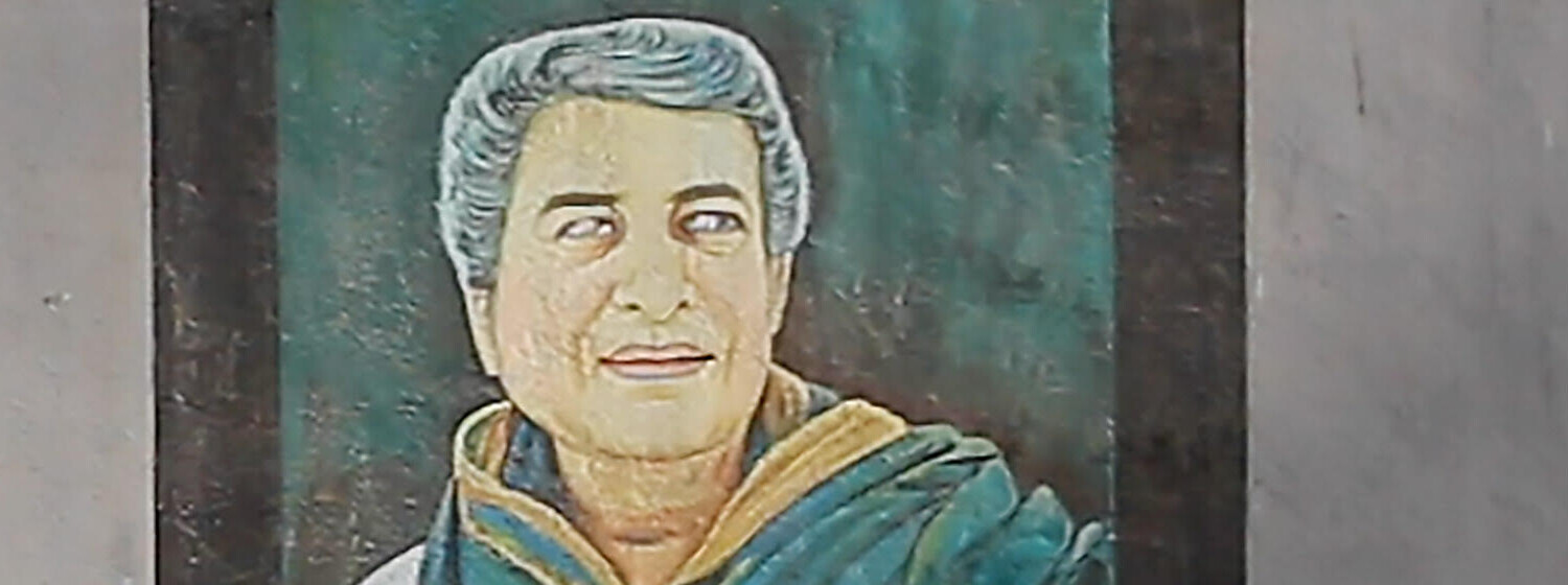 Mural mit dem Portrait von Yasmeen Lari in einer Unterführung in Karatschi, Pakistan © Filmstill: Imran Gill, 2022