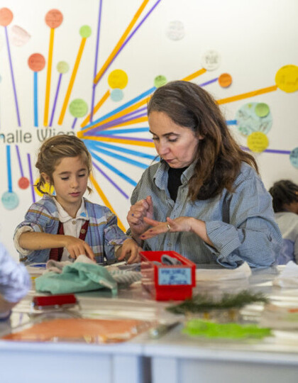 Kunsthalle Wien Atelier, Foto: Kunsthalle Wien Workshop for Kids and Families: Small Pendants – Powerful Symbols