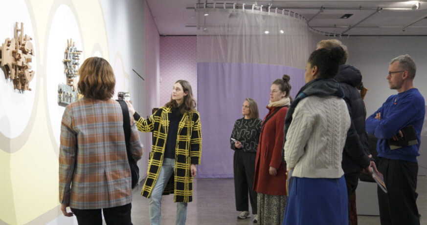 Ausstellungsansicht: Darker, Lighter, Puffy, Flat, Kunsthalle Wien 2023, Foto: Kunsthalle Wien Tour: Boobs. Shifting the gaze