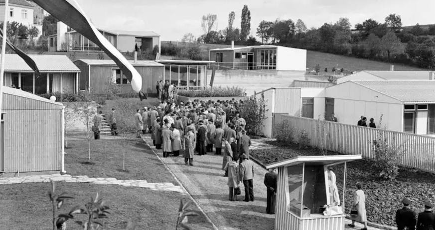 Carl Auböck/Roland Rainer, Mustersiedlung Veitingergasse, Wien 13, Eröffnung 1954 © Architekturzentrum Wien, Sammlung, Foto: USIS Exhibition: From Tableware to a Prefabricated Housing: The Architect and Designer Carl Auböck (1924–1993)