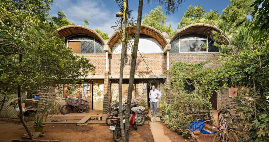 Sozialer Wohnbau mit tragenden Wänden aus Stampflehm. Anupama Kundoo: Sangamam, Auroville, 2003 © Foto: Javier Callejas Workshop (6–10): Roofs, Earth and Imagination