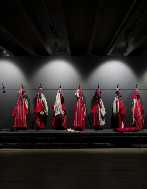 Chalisée Naamani, Who claims love?, 2025, Ausstellungsansicht Palais de Tokyo, 2025 Courtesy Ciaccia Levi, Paris/Milan, © Bildrecht, Wien 2026, Foto: Aurélien Mole Chalisée Naamani, Who claims love?, 2025, Ausstellungsansicht Palais de Tokyo, 2025 Courtesy Ciaccia Levi, Paris/Milan, © Bildrecht, Wien 2026, Foto: Aurélien Mole