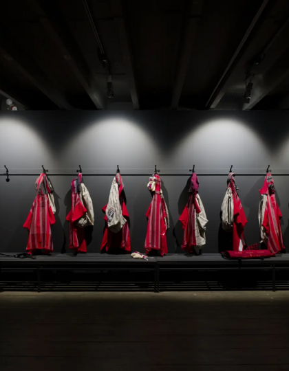 Chalisée Naamani, Who claims love?, 2025, Ausstellungsansicht Palais de Tokyo, 2025 Courtesy Ciaccia Levi, Paris/Milan, © Bildrecht, Wien 2026, Foto: Aurélien Mole Exhibition: Chalisée Naamani "Octogone"